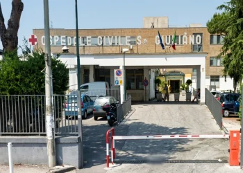 Ingresso esterno Ospedale Civile S. Giuliano, Napoli, giorno