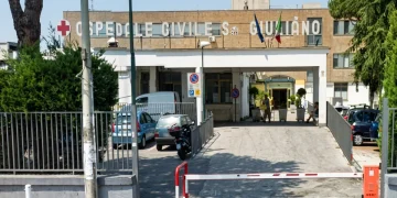 Ingresso esterno Ospedale Civile S. Giuliano, Napoli, giorno