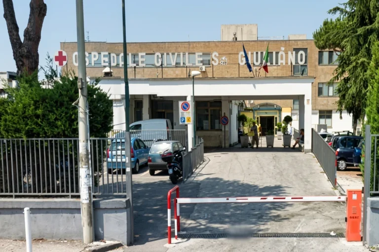 Giugliano, infermiera aggredita mentre soccorre un’anziana: arrestata una 54enne