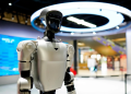 Robot umanoide Unitree con finitura metallica in un ambiente espositivo. Unitree, debutto boom nello Star Market di Shanghai con un rialzo superiore al 460%
