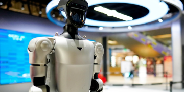 Robot umanoide Unitree con finitura metallica in un ambiente espositivo. Unitree, debutto boom nello Star Market di Shanghai con un rialzo superiore al 460%
