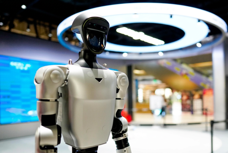 Robot umanoide Unitree con finitura metallica in un ambiente espositivo