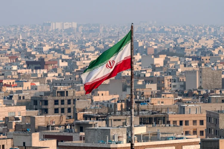 Bandiera dell'Iran sventola sopra i tetti della capitale Teheran