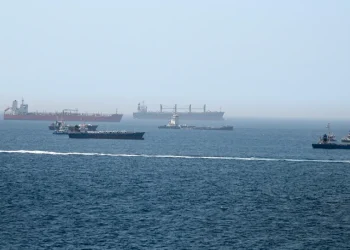 Diverse navi petroliere e mercantili transitano nello Stretto di Hormuz.