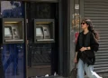 Donna iraniana senza velo cammina per strada a Teheran.