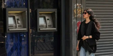 Donna iraniana senza velo cammina per strada a Teheran.