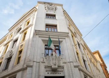 Edificio Istituto Nazionale Statistica (ISTAT) con bandiere italiana ed europea