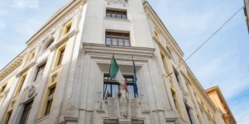 Edificio Istituto Nazionale Statistica (ISTAT) con bandiere italiana ed europea