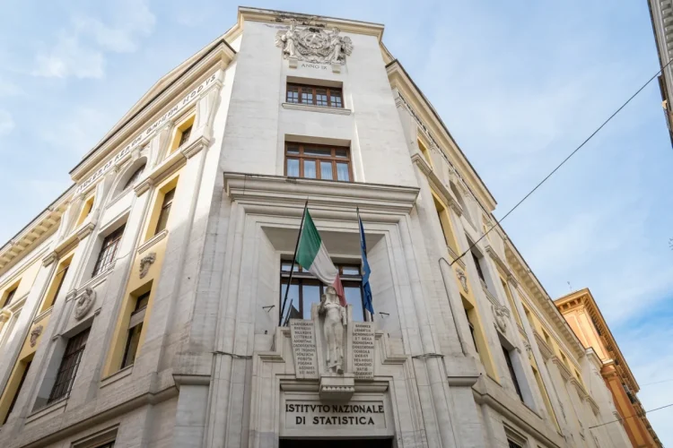 Edificio Istituto Nazionale Statistica (ISTAT) con bandiere italiana ed europea