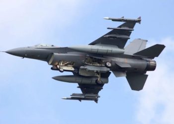 Ucraina, un F-16 abbatte per la prima volta un caccia russo: svolta nella guerra nei cieli