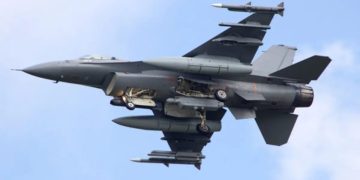Ucraina, un F-16 abbatte per la prima volta un caccia russo: svolta nella guerra nei cieli