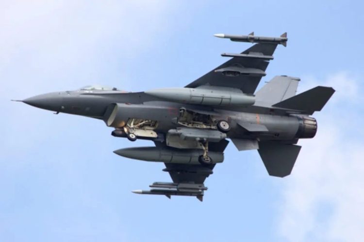 Ucraina, un F-16 abbatte per la prima volta un caccia russo: svolta nella guerra nei cieli