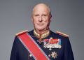 Re Harald V di Norvegia in uniforme militare con fascia e medaglie. Re Harald di Norvegia è stato ricoverato d'urgenza in ospedale per un problema ematologico, e il principe ereditario Haakon ha assunto la reggenza.
