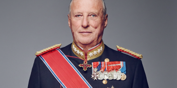 Re Harald V di Norvegia in uniforme militare con fascia e medaglie. Re Harald di Norvegia è stato ricoverato d'urgenza in ospedale per un problema ematologico, e il principe ereditario Haakon ha assunto la reggenza.