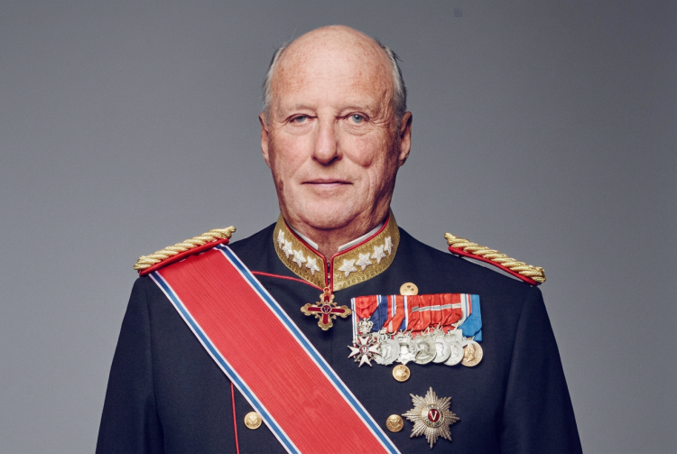 Re Harald V di Norvegia in uniforme militare con fascia e medaglie. Re Harald di Norvegia è stato ricoverato d'urgenza in ospedale per un problema ematologico, e il principe ereditario Haakon ha assunto la reggenza.