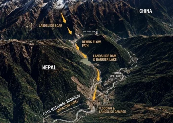 Lago barriera al confine Tibet-Nepal: ingegneri cinesi al lavoro