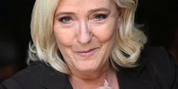 Marine Le Pen sorride leggermente con capelli biondi, primo piano