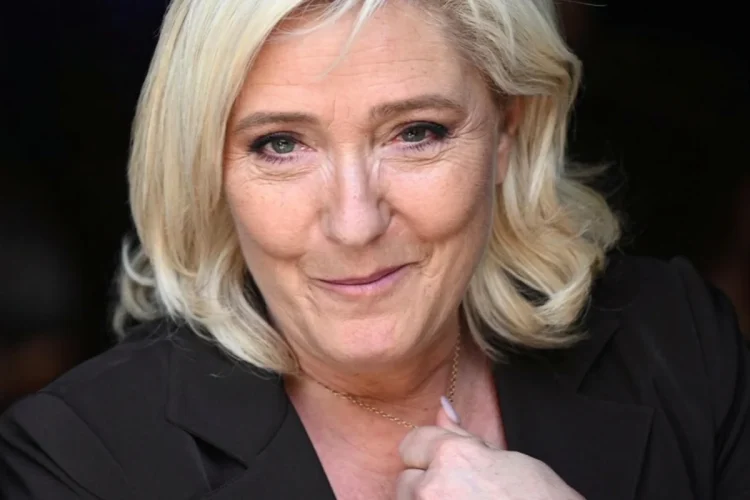 Marine Le Pen sorride leggermente con capelli biondi, primo piano