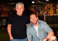 Lionel Messi e Jorge, suo padre, sorridono insieme.