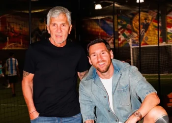 Lionel Messi e Jorge, suo padre, sorridono insieme.