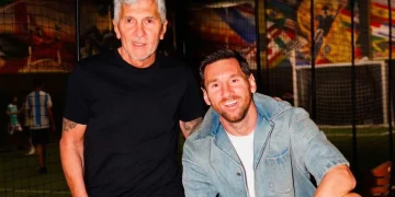 Lionel Messi e Jorge, suo padre, sorridono insieme.