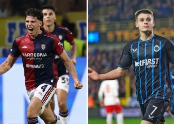 Due giovani calciatori esultano, uno in maglia rossoblù, l'altro in maglia nerazzurra