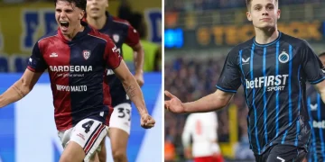 Due giovani calciatori esultano, uno in maglia rossoblù, l'altro in maglia nerazzurra