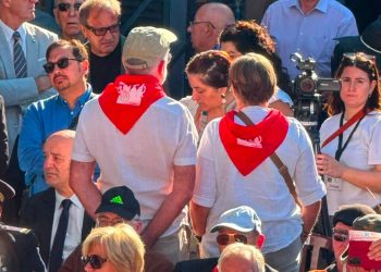 Due persone presenti alla cerimonia di commemorazione per la tragedia di Marcinelle dell'8 agosto del 1956, si girano durante l'intervento del presidente del Senato, Ignazio La Russa