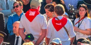 Due persone presenti alla cerimonia di commemorazione per la tragedia di Marcinelle dell'8 agosto del 1956, si girano durante l'intervento del presidente del Senato, Ignazio La Russa