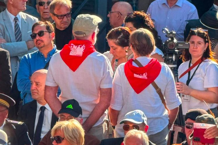 Due persone presenti alla cerimonia di commemorazione per la tragedia di Marcinelle dell'8 agosto del 1956, si girano durante l'intervento del presidente del Senato, Ignazio La Russa