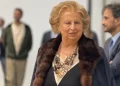 Maria Falcone sorride, indossa una collana e una pelliccia marrone.