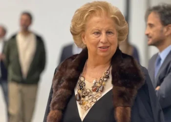 Maria Falcone sorride, indossa una collana e una pelliccia marrone.