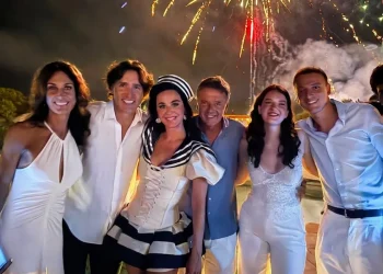 Katy Perry, Renzi e Trudeau sorridono sotto fuochi d'artificio in Sardegna.