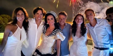 Katy Perry, Renzi e Trudeau sorridono sotto fuochi d'artificio in Sardegna.