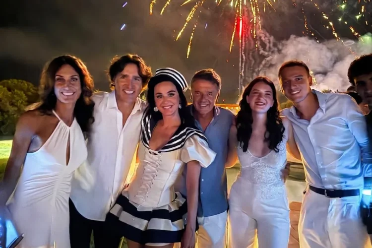 Katy Perry, Renzi e Trudeau sorridono sotto fuochi d'artificio in Sardegna.