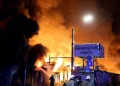 Missili russi incendiano un mercato di libri e feriscono due persone a Kiev