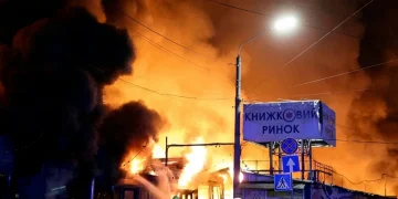 Missili russi incendiano un mercato di libri e feriscono due persone a Kiev