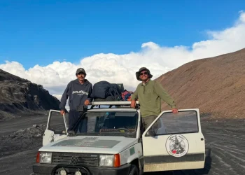 Due uomini sorridono con Fiat Panda 4x4 nel deserto montano