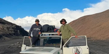 Due uomini sorridono con Fiat Panda 4x4 nel deserto montano