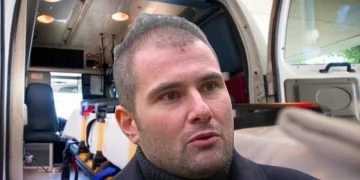 Luca Spada in primo piano davanti a un'ambulanza.