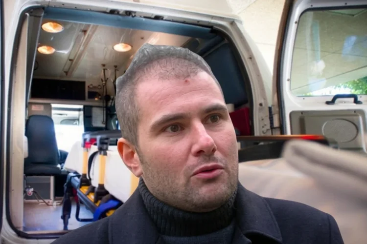 Luca Spada in primo piano davanti a un'ambulanza.
