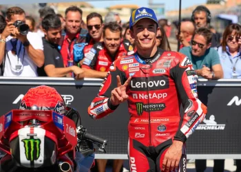 Marc Marquez sorride e fa il segno di vittoria dopo la gara MotoGP