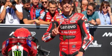 Marc Marquez sorride e fa il segno di vittoria dopo la gara MotoGP