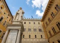 Statua di Sallustio Bandini davanti al Palazzo Monte Paschi di Siena.