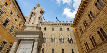 Statua di Sallustio Bandini davanti al Palazzo Monte Paschi di Siena.
