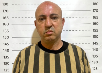 Wassim Al Assad in una foto identificativa, espressione seria. Il tribunale di Damasco condanna a morte Wassim al-Assad in Siria
