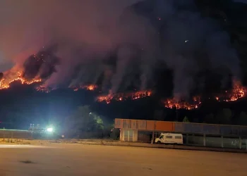 Incendio sul Monte Amariana raggiunge la valle: disposta la protezione civile