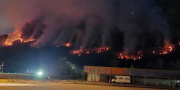 Incendio sul Monte Amariana raggiunge la valle: disposta la protezione civile