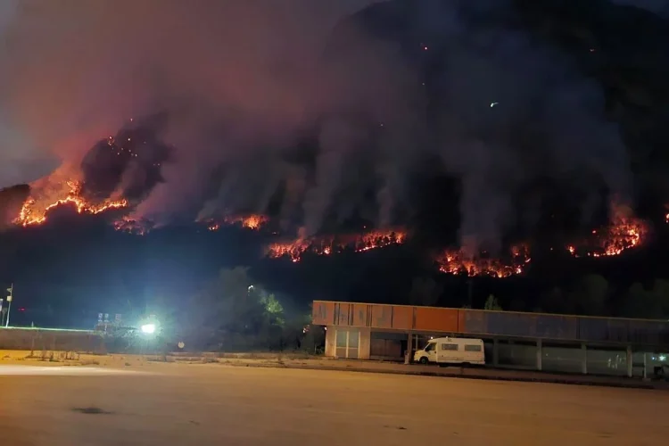 Incendio sul Monte Amariana raggiunge la valle: disposta la protezione civile