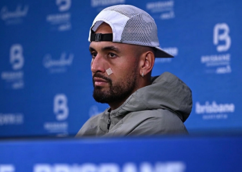 Nick Kyrgios serio con berretto bianco e cerotto sul naso. Tennis, Nick Kyrgios positivo alla cocaina: sospeso dall’antidoping